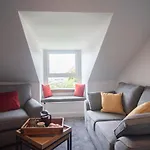Burnbank Apartment