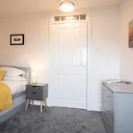Burnbank Apartment