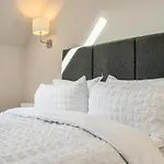 Rowan Tree Apartment - A Modern, Quiet Hideaway With Sweeping Views Across Oban