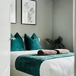 Modern 2-Bed Flat In Town Centre