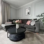 Modern 2-Bed Flat In Town Centre