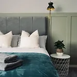 Modern 2-Bed Flat In Town Centre