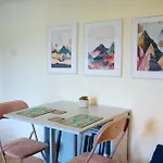 Charming Apt Nr Centre - Terrace & Street Parking