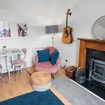 Charming Apt Nr Centre - Terrace & Street Parking