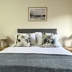 Island View - Spacious Two Bedroom Oban Apartment With Sea Views