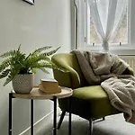 Modern 2-Bed Flat In Town Centre