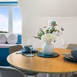 Westbay Apartment