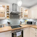 Charming 1Br Apartment Close To Centre With Free Parking