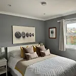 Holly Lodge - 2 X Kingsize Bedrooms With Private Entrance And Free Parking-New Shower Room