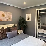 Holly Lodge - 2 X Kingsize Bedrooms With Private Entrance And Free Parking-New Shower Room