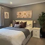 Holly Lodge - 2 X Kingsize Bedrooms With Private Entrance And Free Parking-New Shower Room