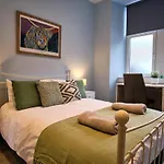 2 Bedroom, Newly-Renovated, Comfortable Town Centre Apartment!