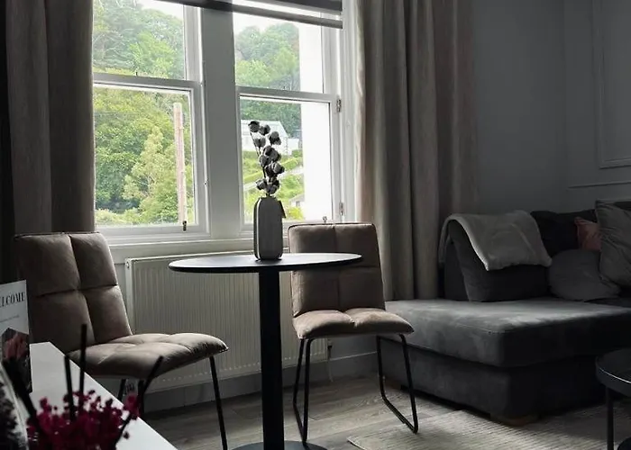 Modern 2-Bed Flat In Town Centre
