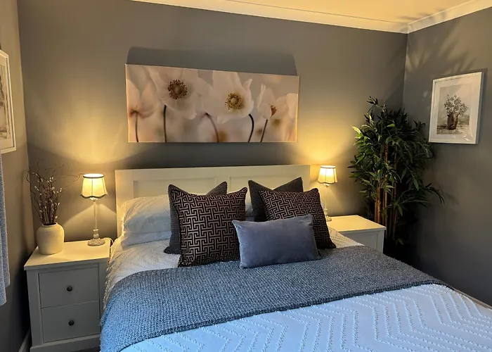 Holly Lodge - 2 X Kingsize Bedrooms With Private Entrance And Free Parking-New Shower Room