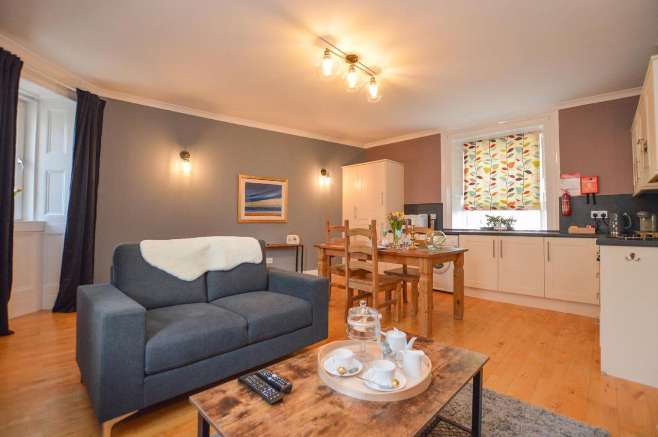 The Gallery - Town Centre Apartment, Walkable To Ferry Terminal
