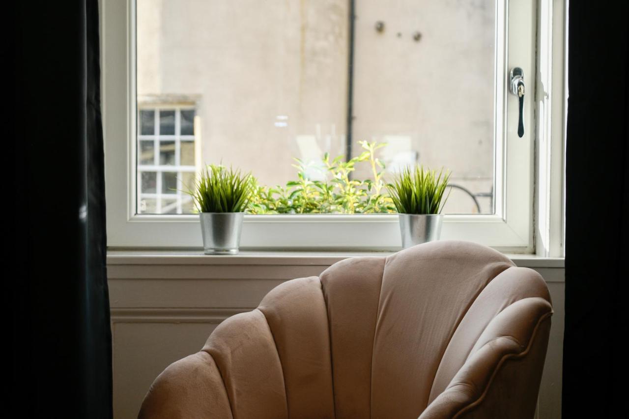 The Gallery - Town Centre Apartment, Walkable To Ferry Terminal
