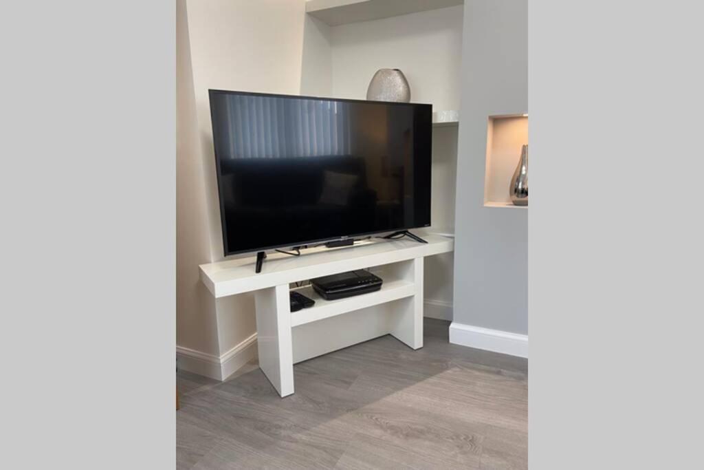 Roshinish Flat - Modern, Bright 2 Bedroom Flat *