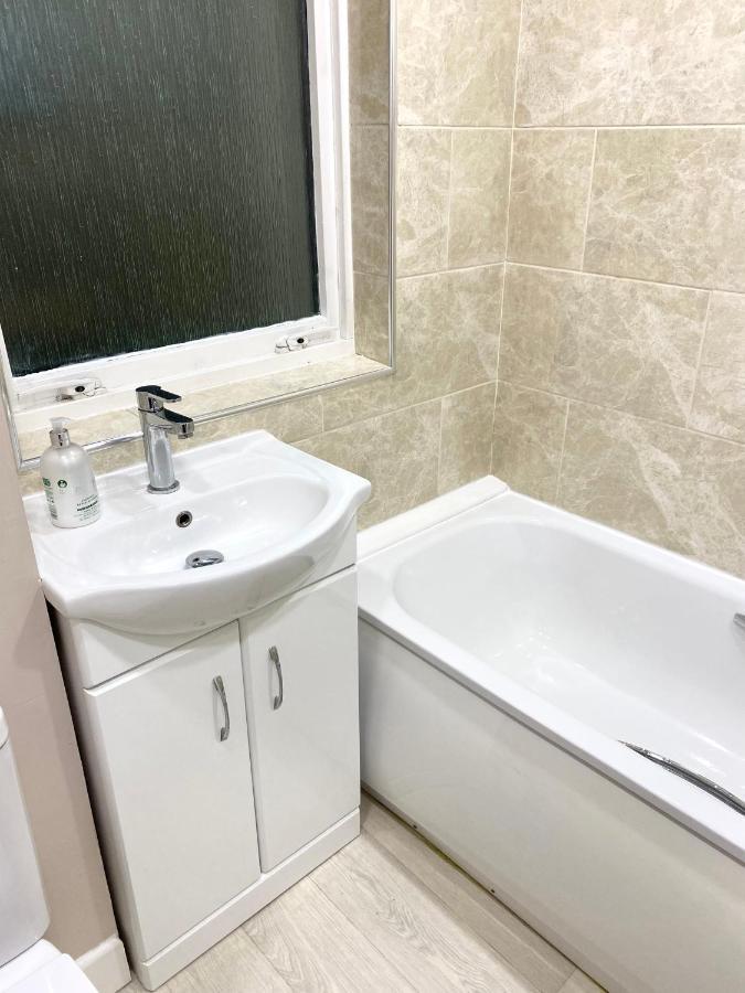 Entire Modern In With Balcony Apartment