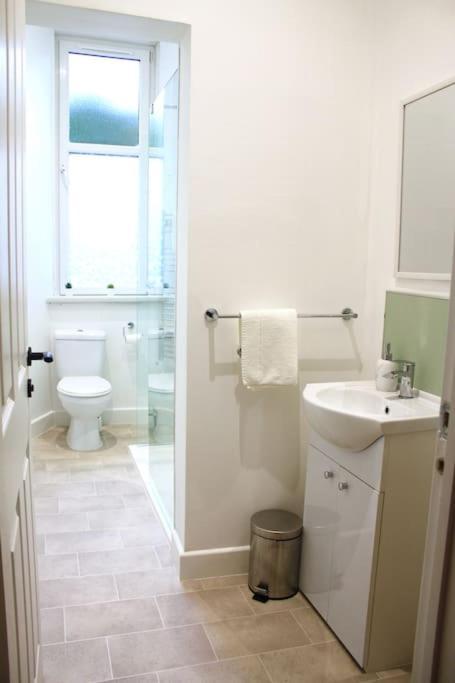 Flat 12a - Central, Modern, Bright With Free Wifi *