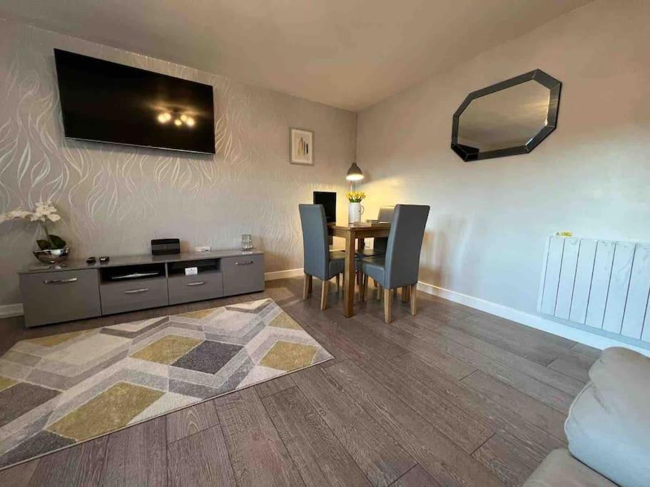 Modern 2 Bed Apartment *