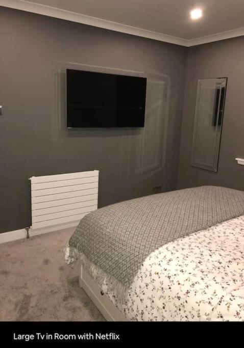 Holly - 2 X Kingsize Bedrooms With Private Entrance And Free Parking-new Shower *