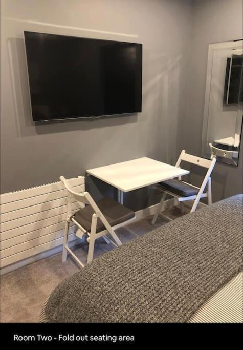 Holly - 2 X Kingsize Bedrooms With Private Entrance And Free Parking-new Shower