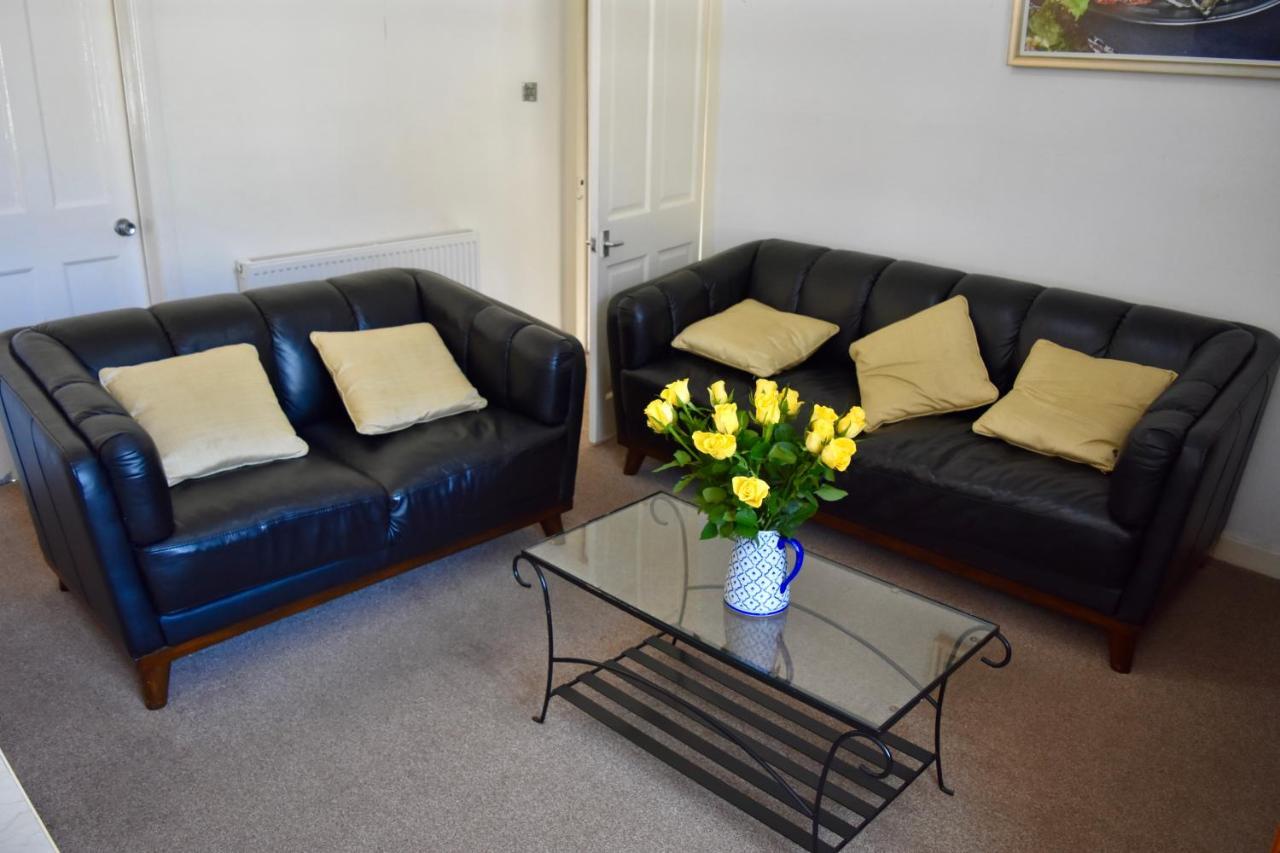 Flat In Town Centre Apartment
