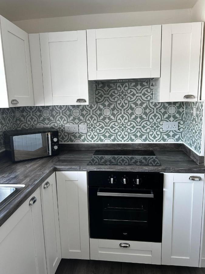 Entire Modern In With Balcony Apartment *