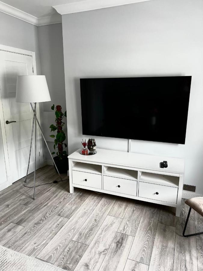Modern 2-bed Flat In Town Centre Apartment *