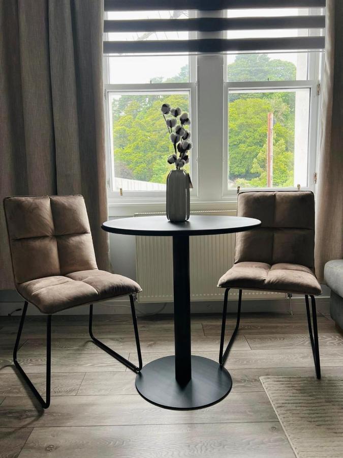 Modern 2-bed Flat In Town Centre *