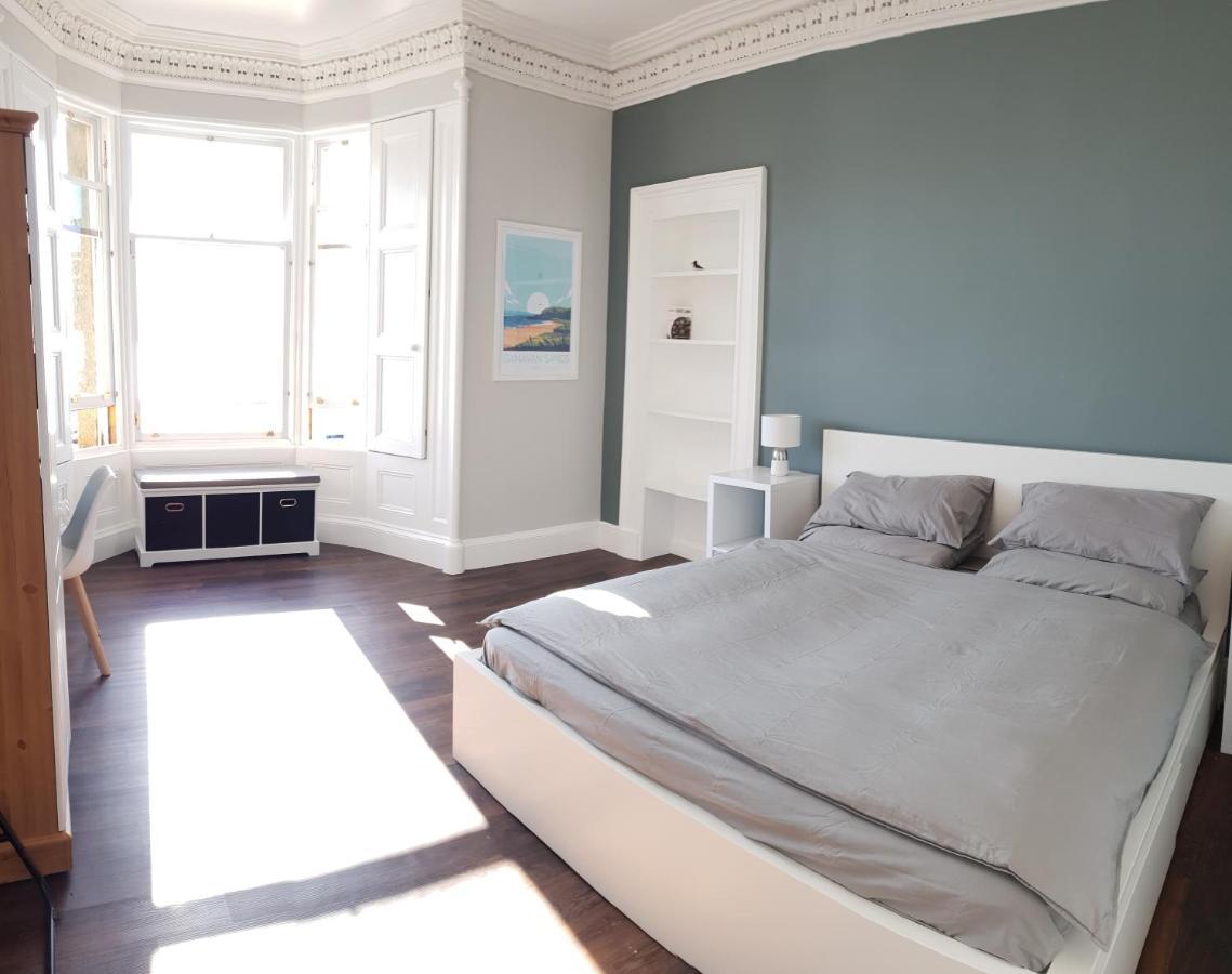 Seafront Penthouse - Superb Views *