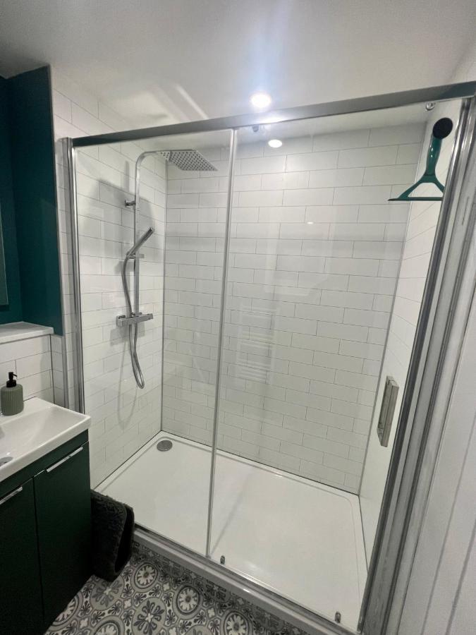 16 Macgregor Court, *