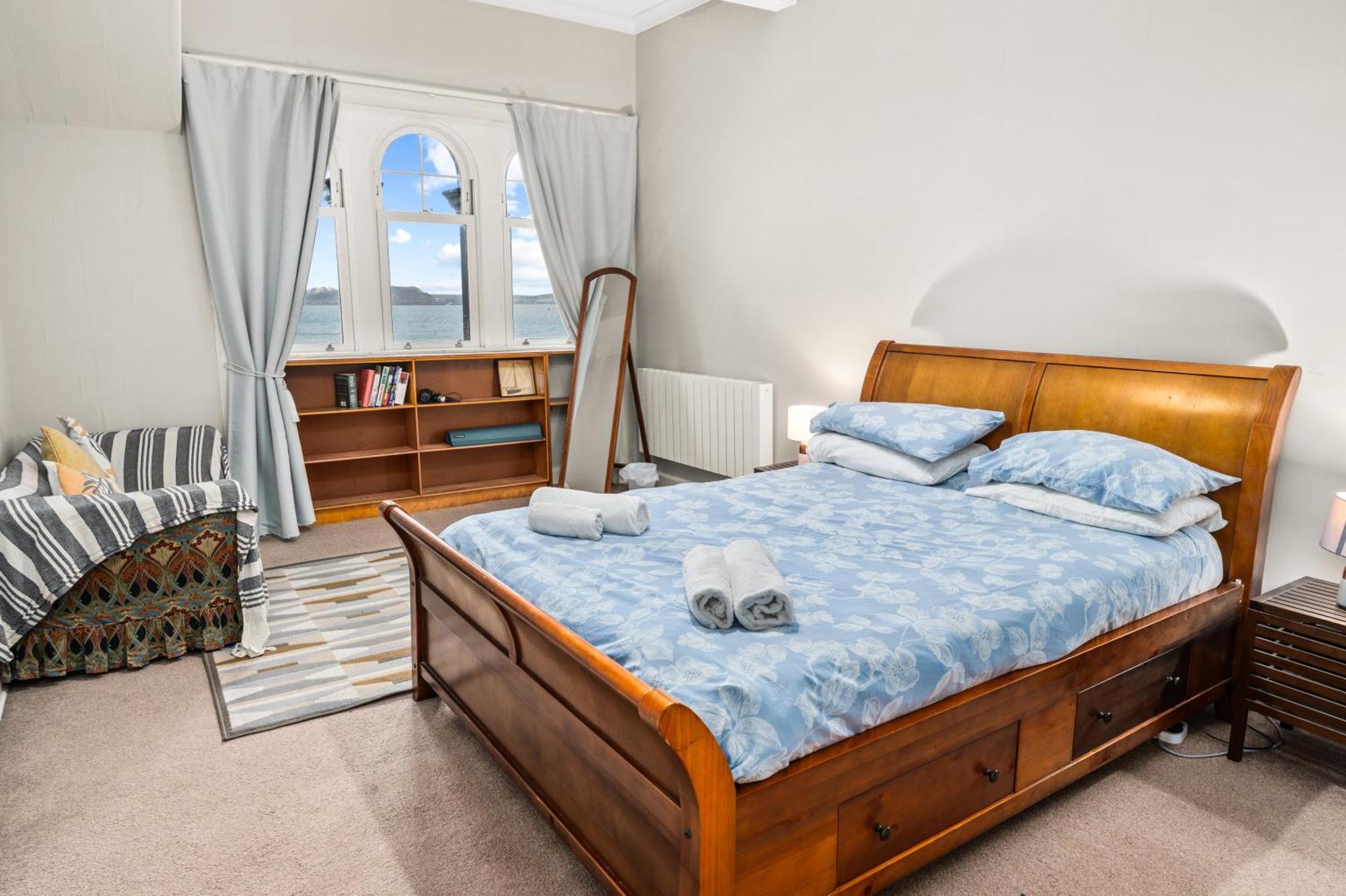 Panoramic Sea Views - Stunning 3bd & Balcony Apartment *
