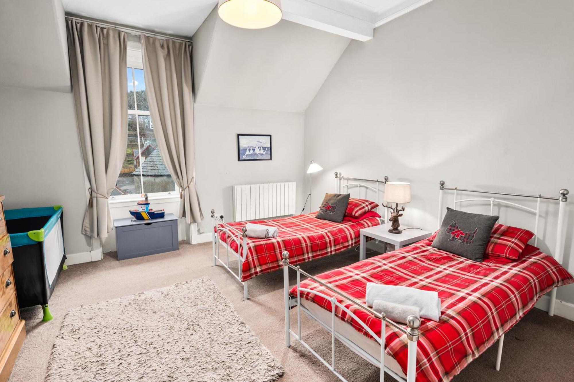 Panoramic Sea Views - Stunning 3bd & Balcony Apartment Oban