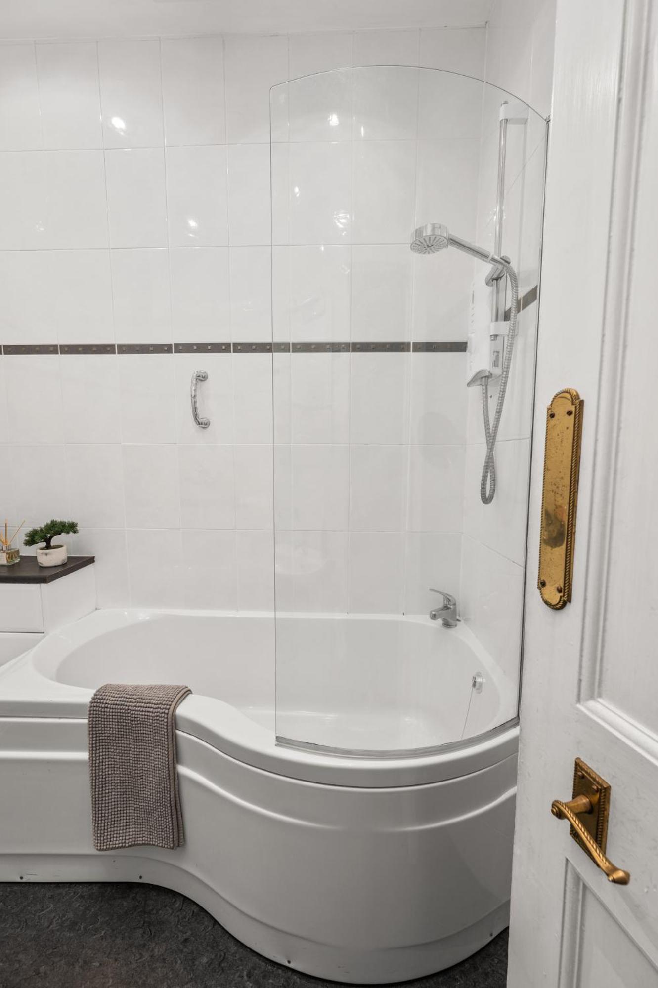 Apartment Panoramic Sea Views - Stunning 3bd & Balcony