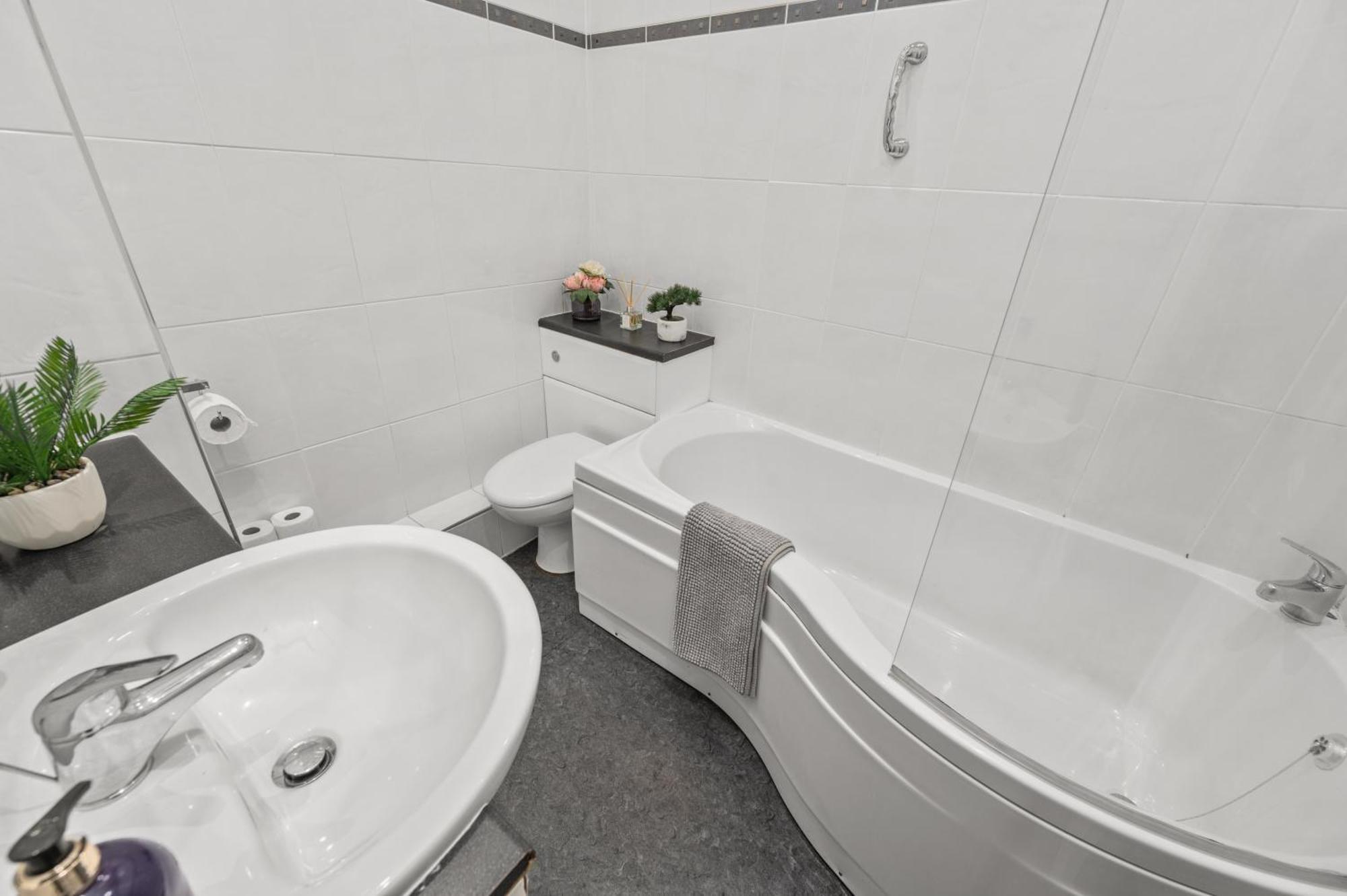 Panoramic Sea Views - Stunning 3bd & Balcony Apartment *