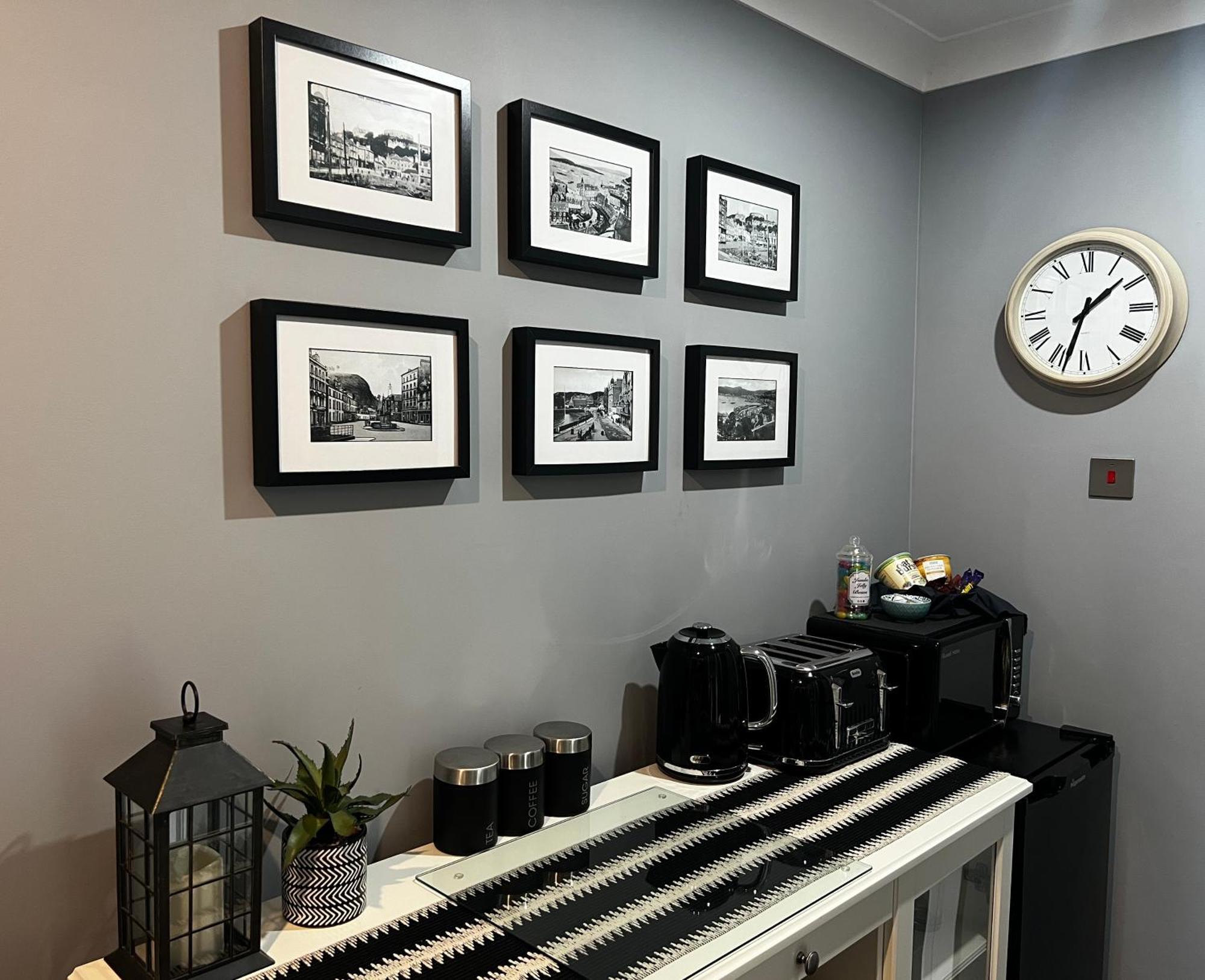 Holly - 2 X Kingsize Bedrooms With Private Entrance And Free Parking-new Shower Apartment