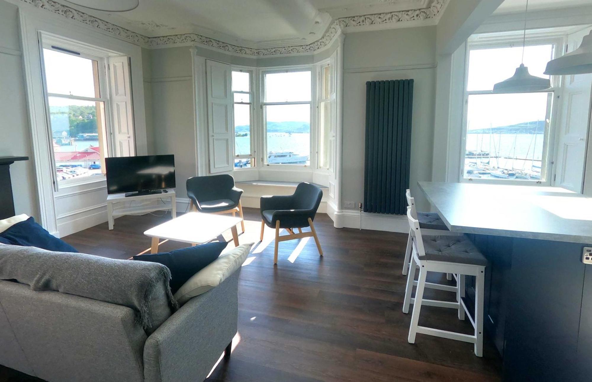 Seafront Penthouse - Superb Views *