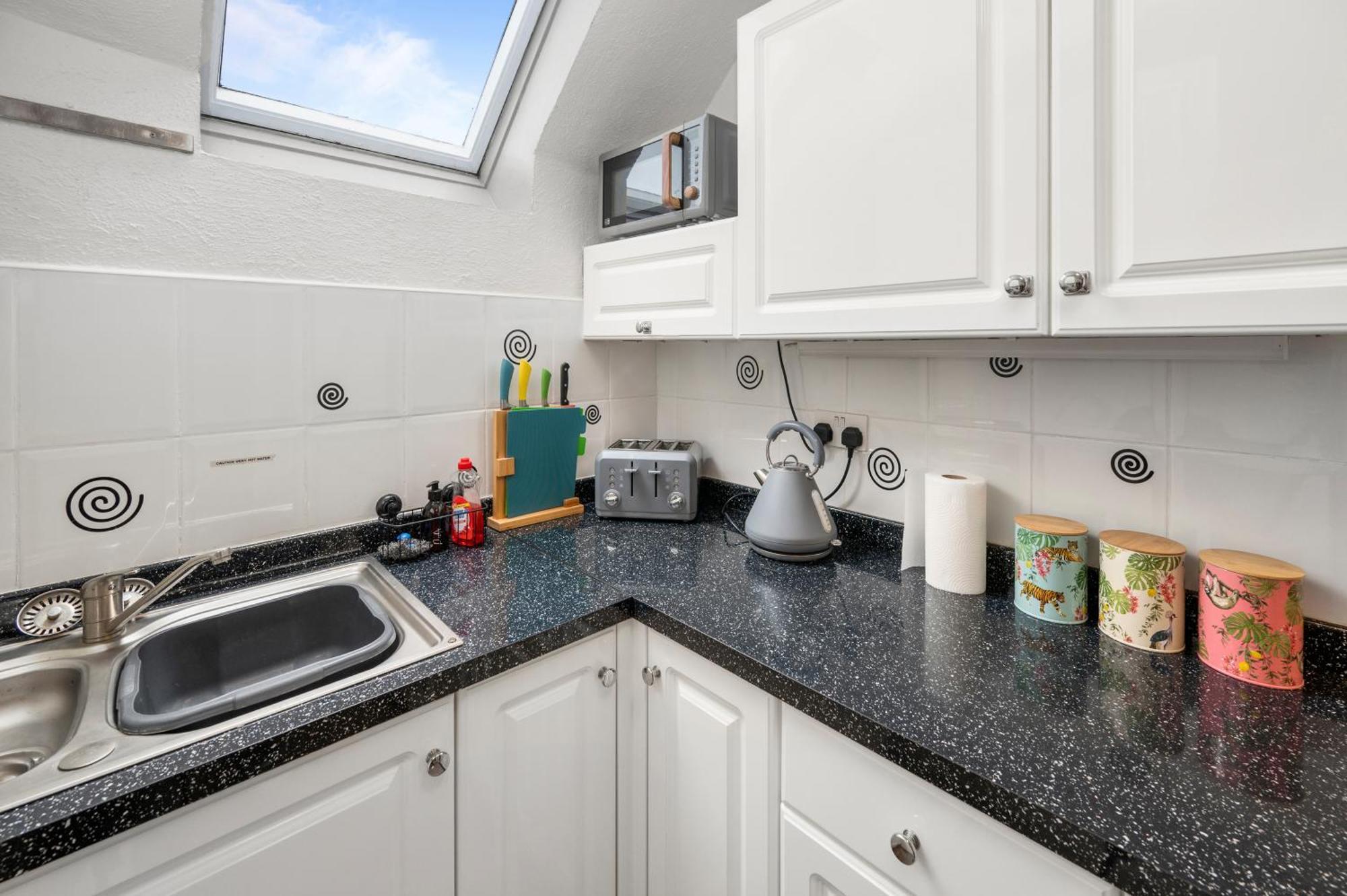Charming Nr Centre - Terrace & Street Parking