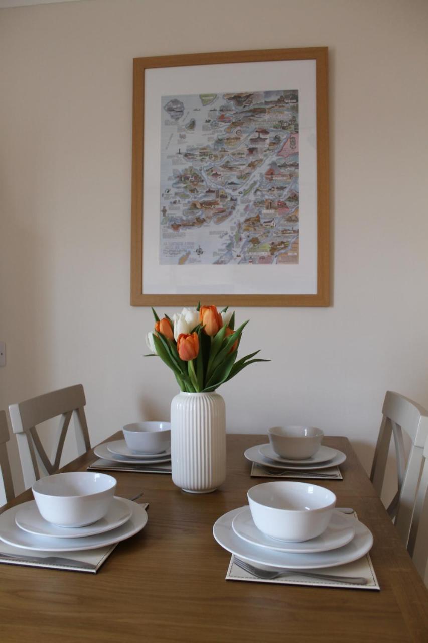 Island View - Spacious Two Bedroom With Sea Views Apartment