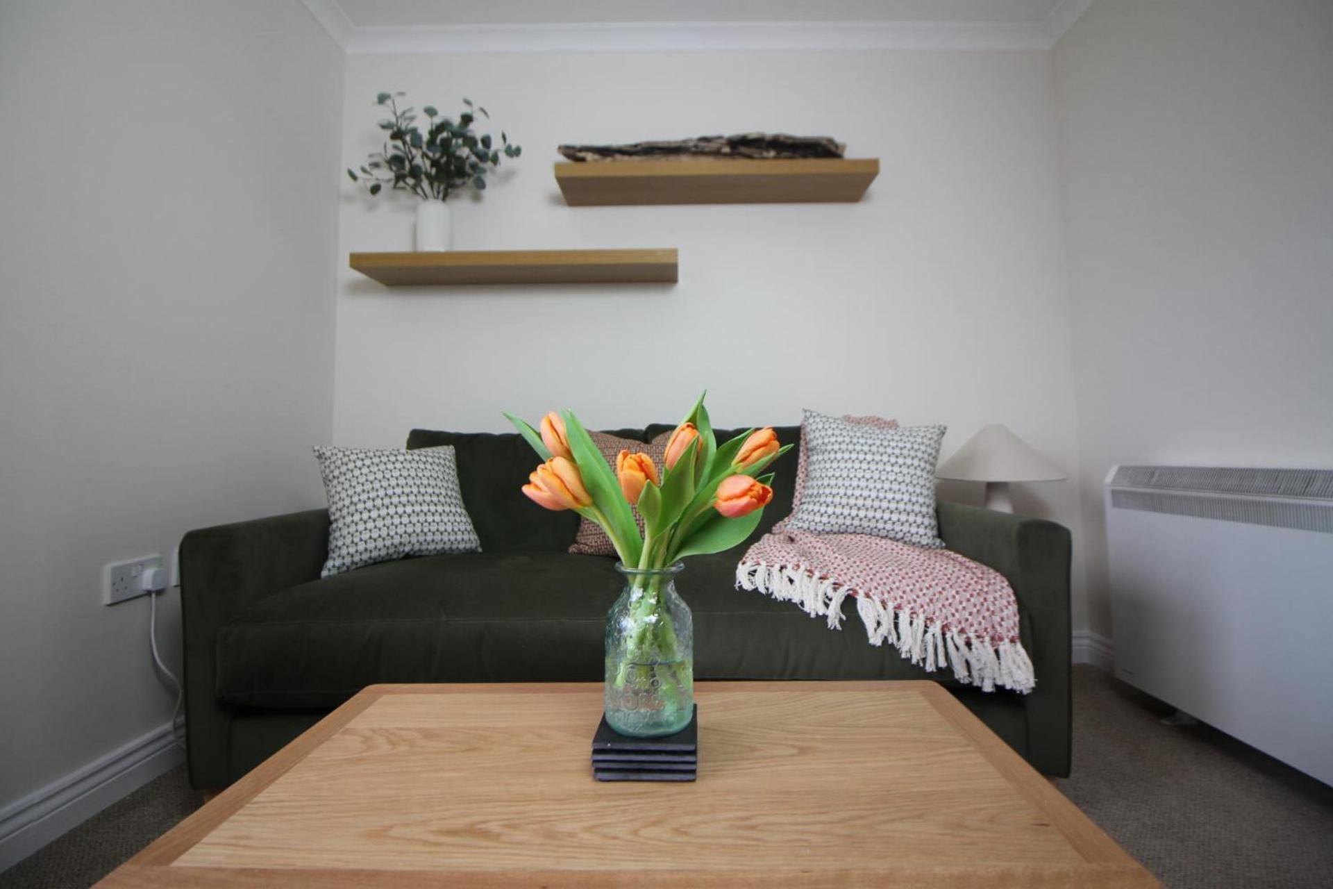 Island View - Spacious Two Bedroom With Sea Views Apartment *
