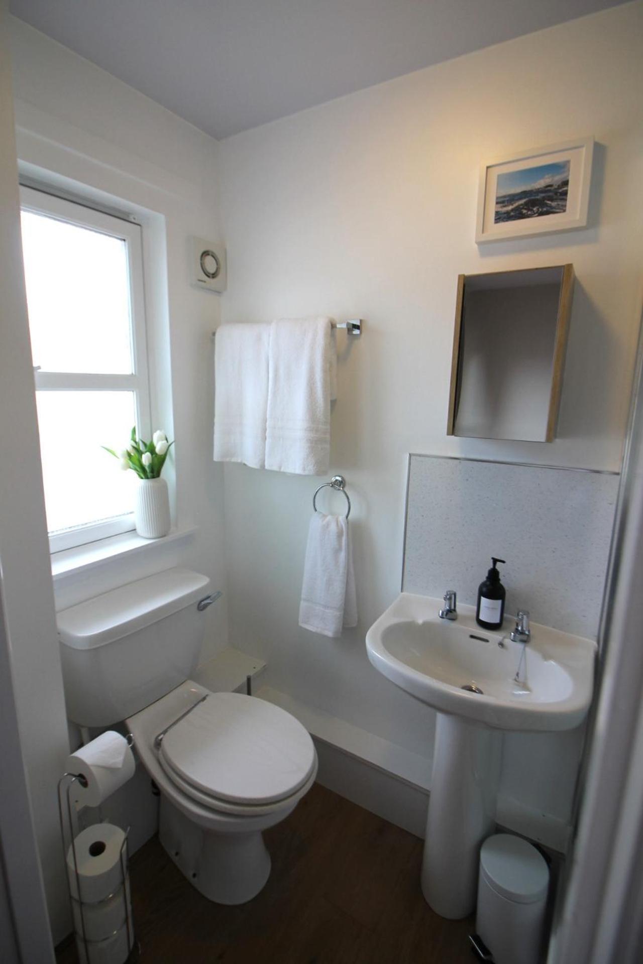 Island View - Spacious Two Bedroom With Sea Views Apartment *