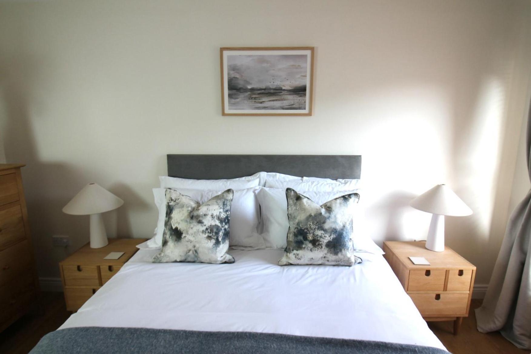 Island View - Spacious Two Bedroom With Sea Views Apartment