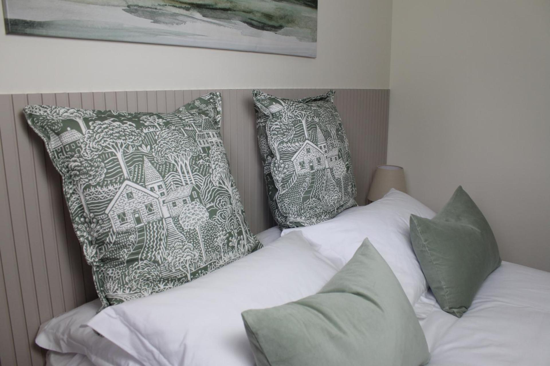 Island View - Spacious Two Bedroom With Sea Views *