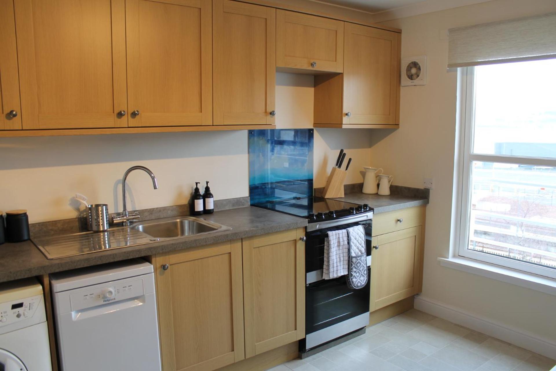 Island View - Spacious Two Bedroom With Sea Views Apartment *
