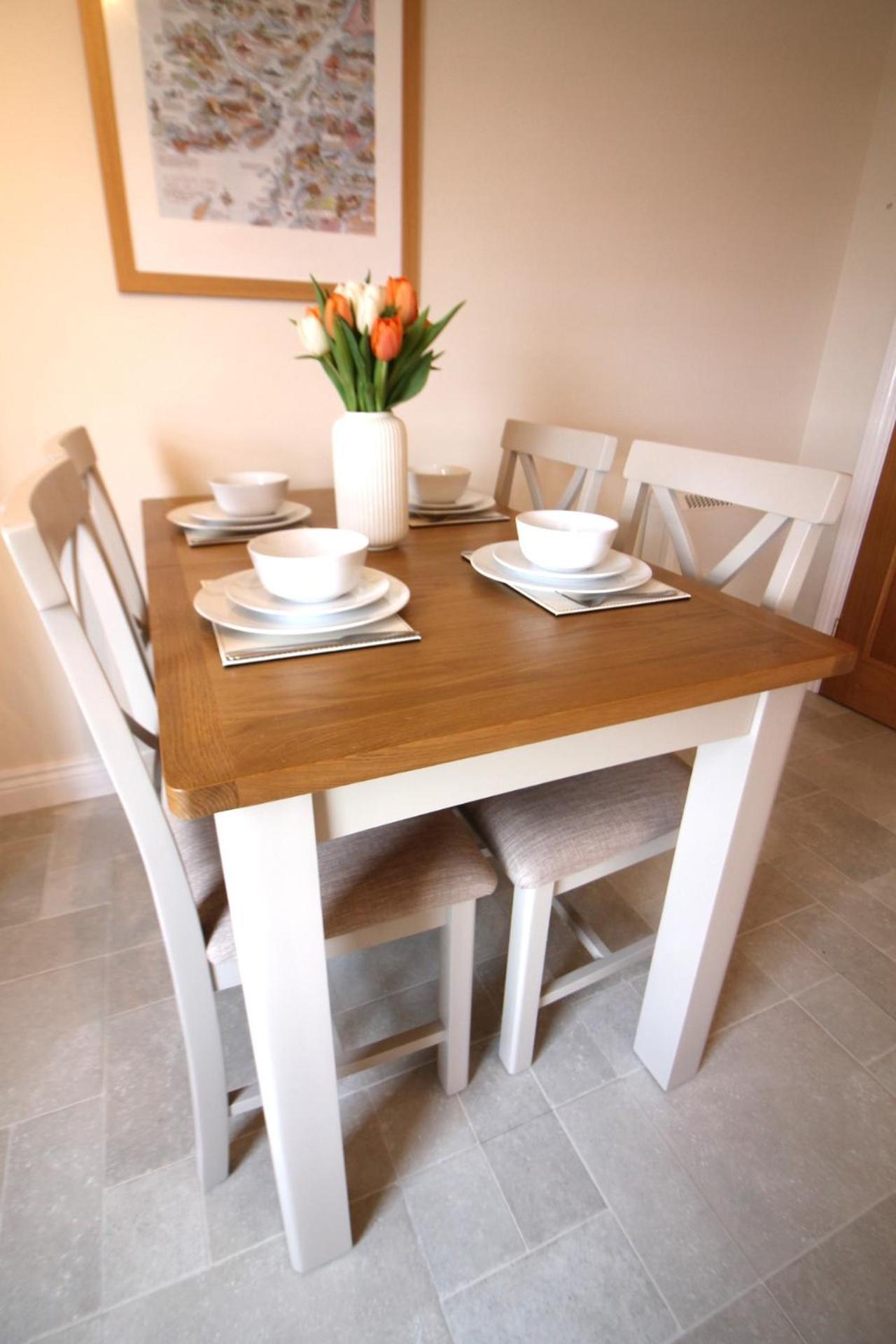 Island View - Spacious Two Bedroom With Sea Views Apartment