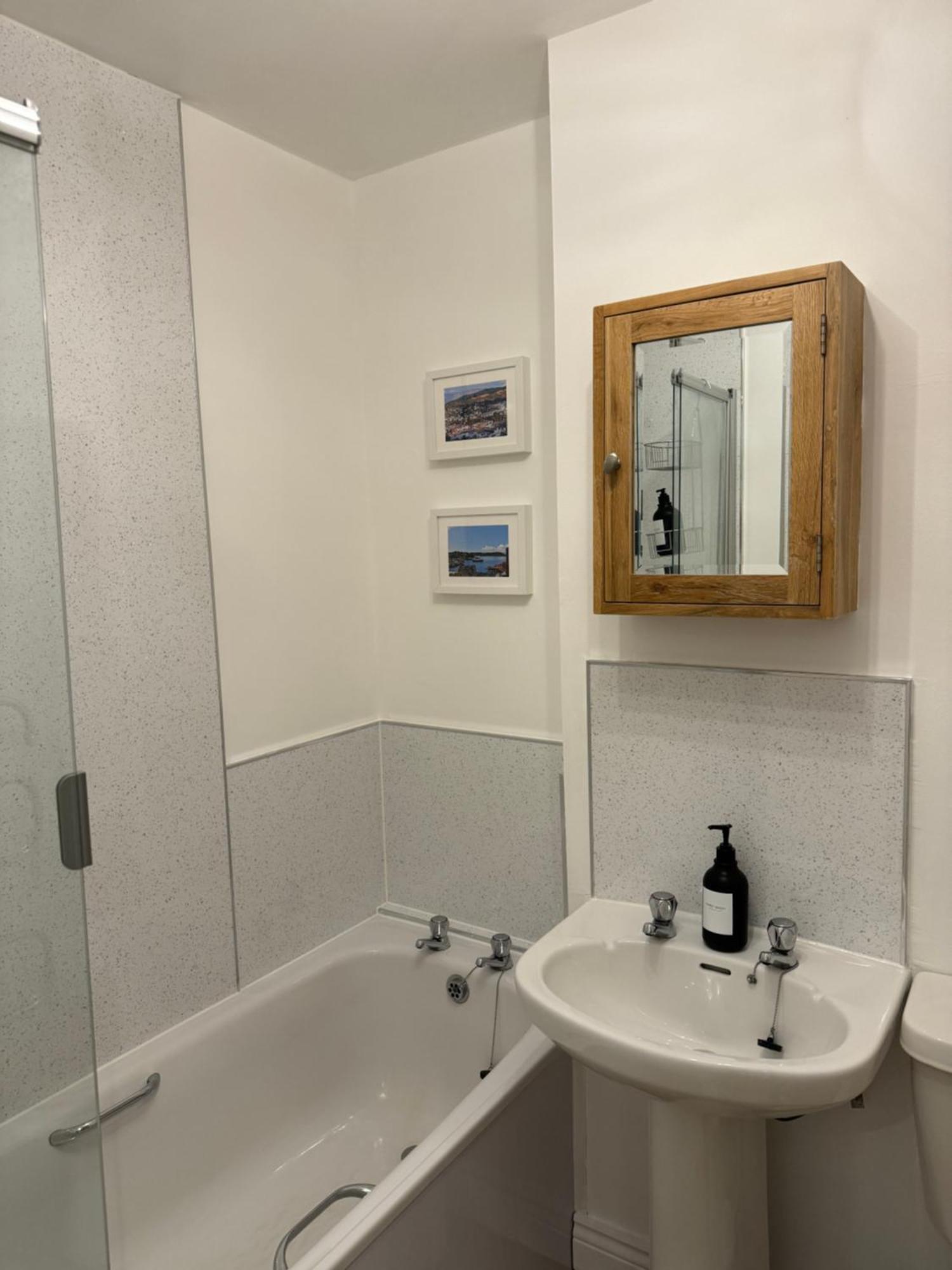 Island View - Spacious Two Bedroom With Sea Views *