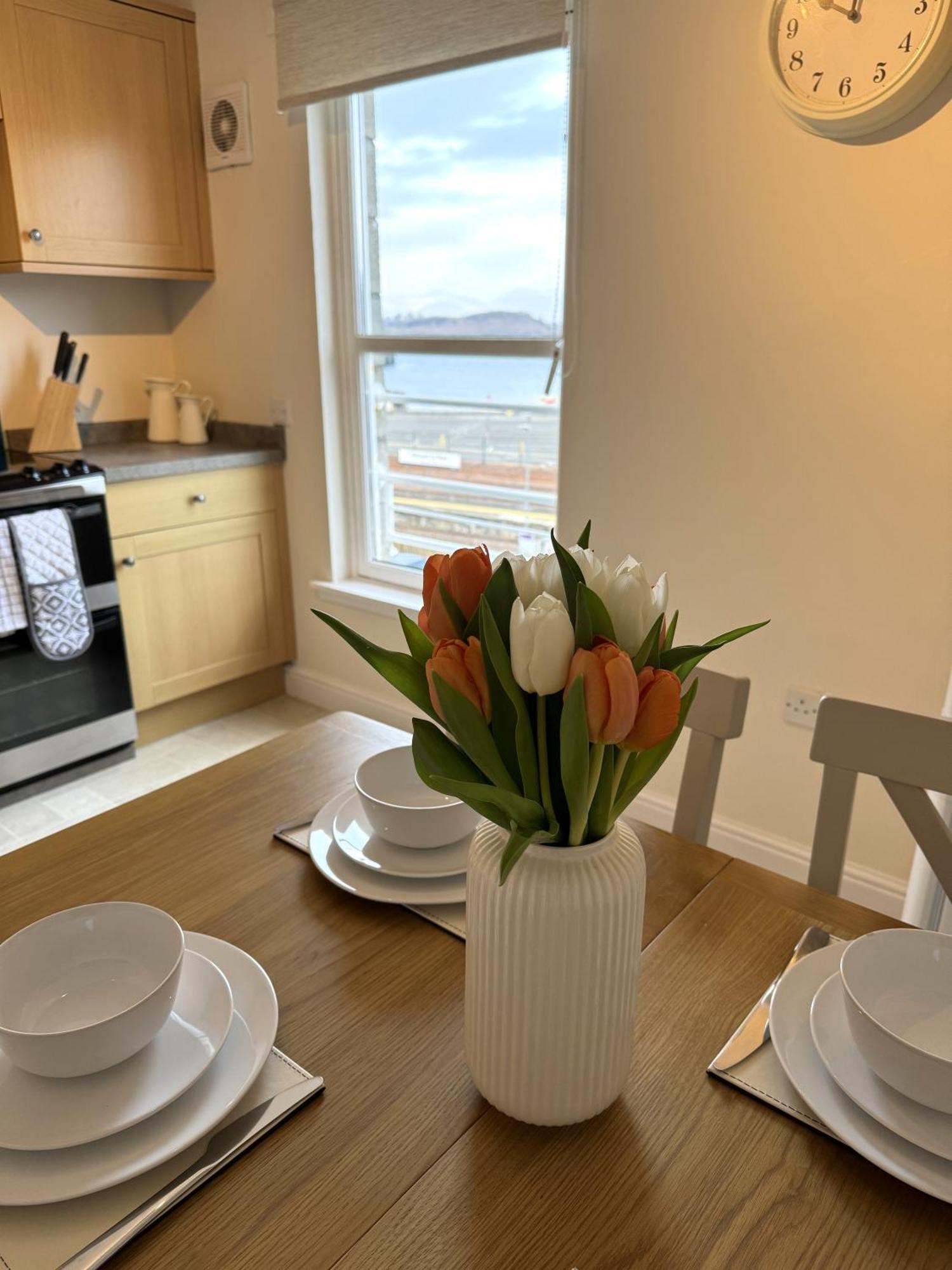 Island View - Spacious Two Bedroom With Sea Views