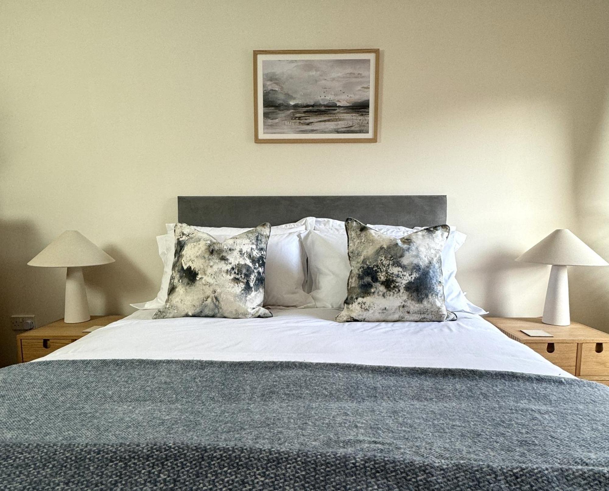 Island View - Spacious Two Bedroom With Sea Views Apartment *