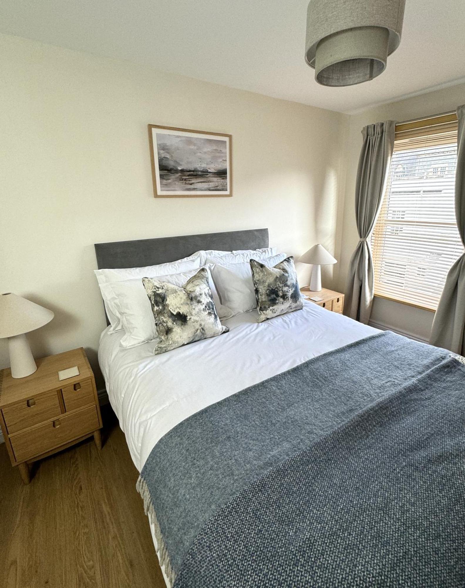 Island View - Spacious Two Bedroom With Sea Views *